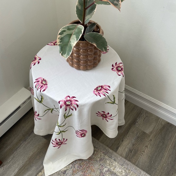 100% French Linen Floral Hand Embroidered Tablecloth White and Pink Clematis - Picture 3 of 10